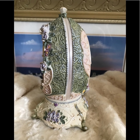 Rare Vintage 1980’s Hummingbird Musical Moving Egg - Picture 3 of 8